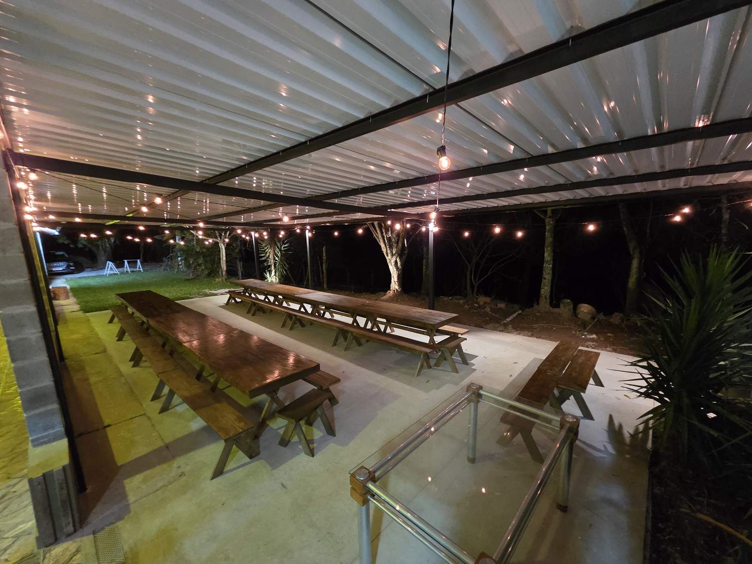 Espaço de convivência dos peregrinos iluminado à noite