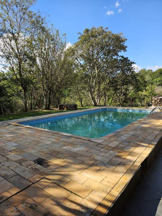 Piscina com deck de pedra