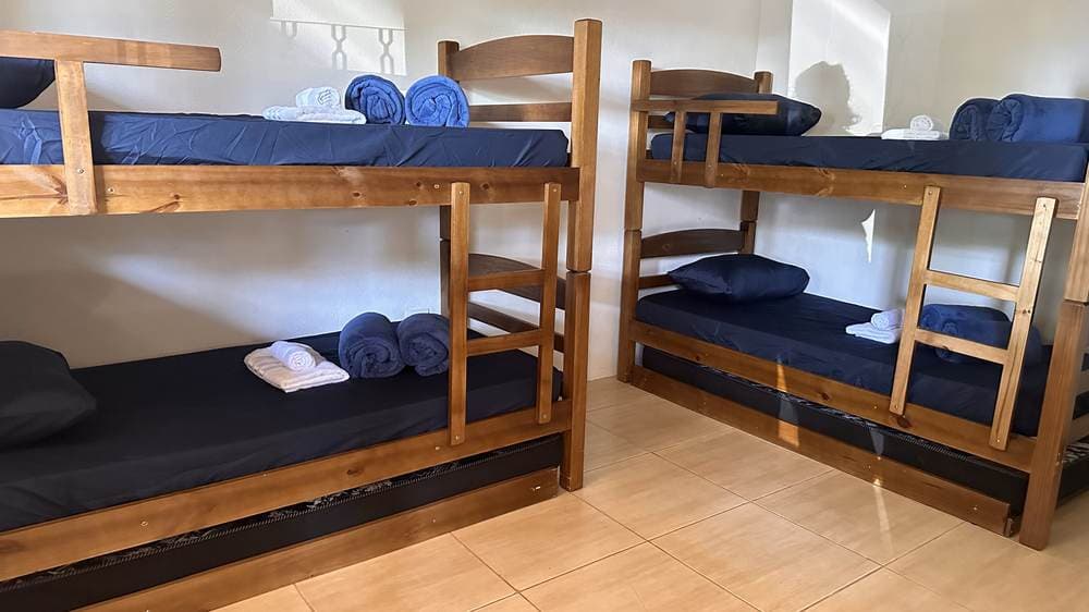 Quarto com camas preparadas